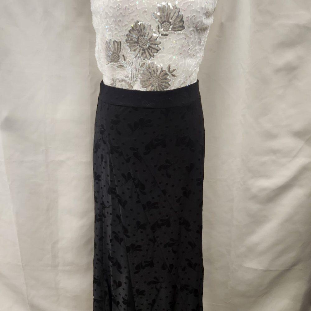 Elastic waist band of black flary skirt