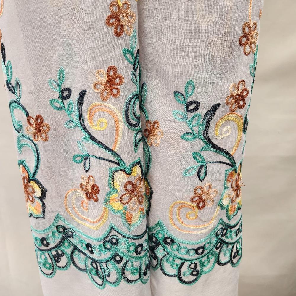 Detailed view of the embroidered border of light grey summer scarf