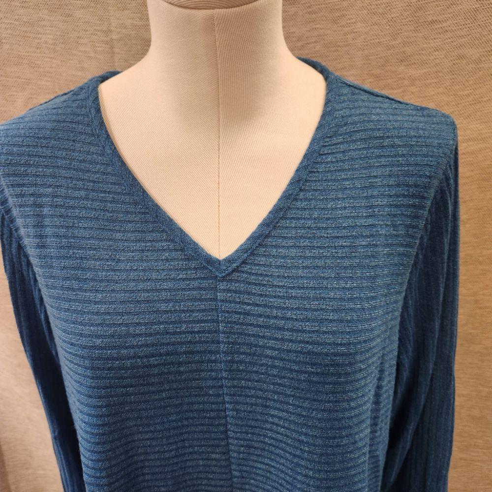 Detailed view of V-Shaped neckline