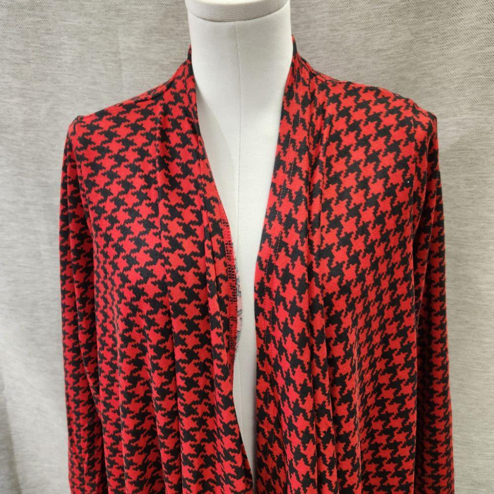 Detailed view of Light open front top in red with black houndstooth pattern