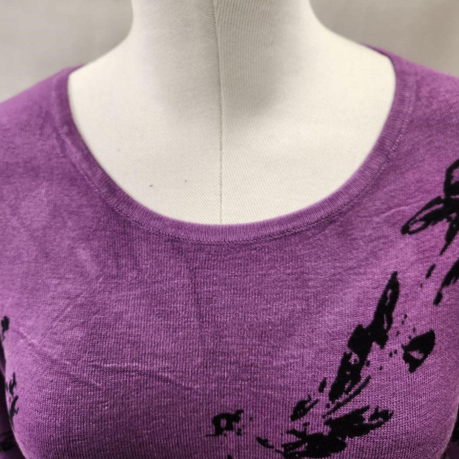 Round neckline of printed knitted purple black top