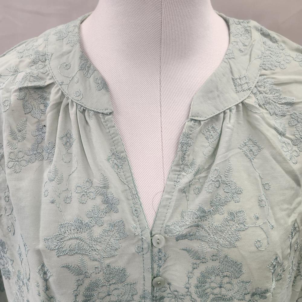 Detailed view of neckline