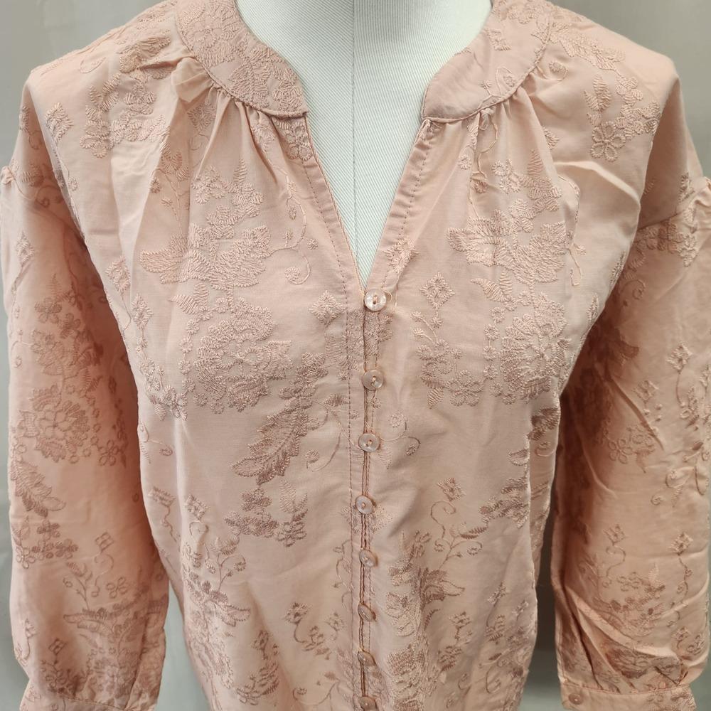 Detailed view of front of peach top