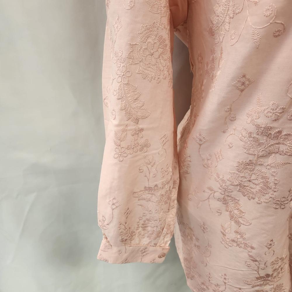 Detailed view of long sleeves