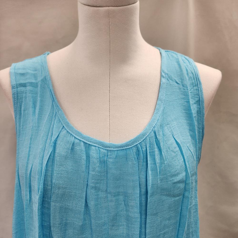 Round neckline with light pleating