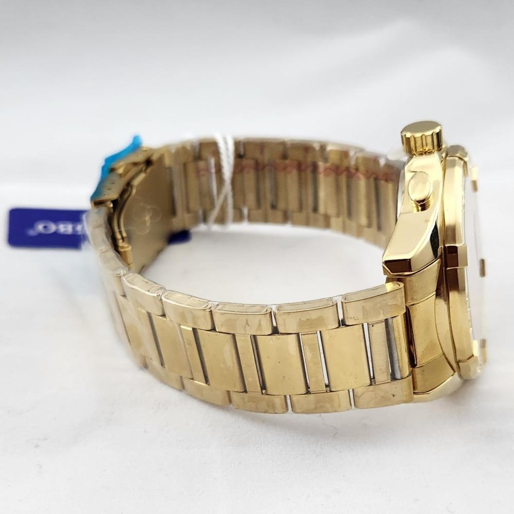 Gold chain strap's detailed view