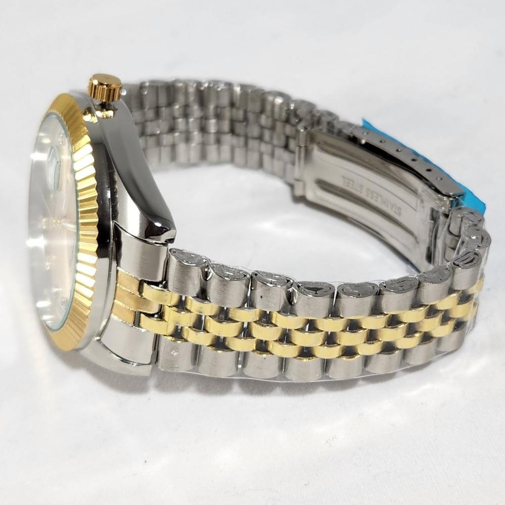 Dual tone strap's detailed view