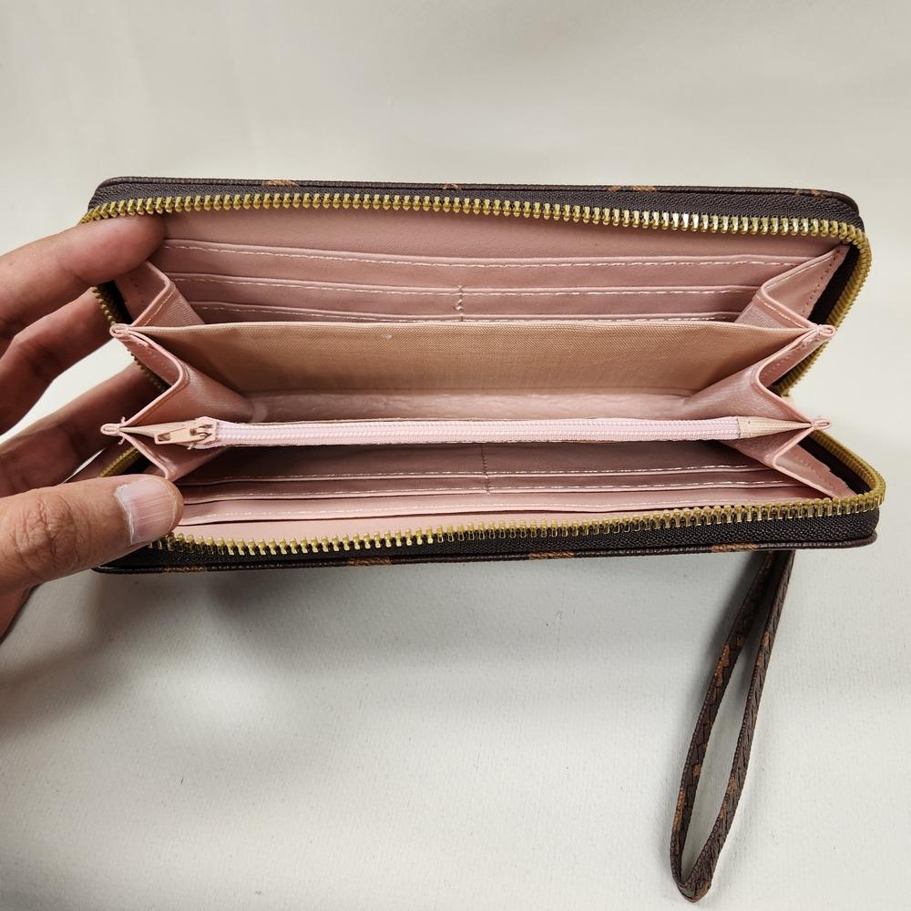 Wallet in floral print with zip closure and wrist strap when opened