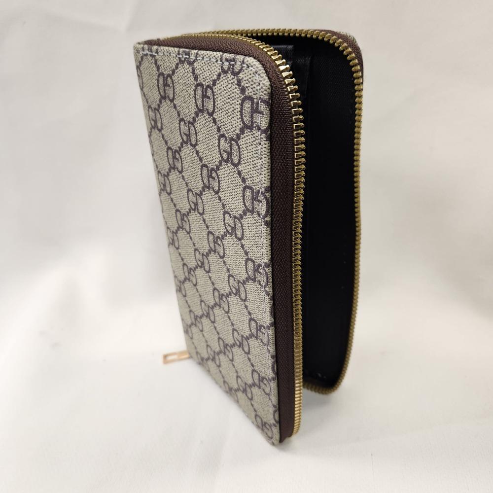 GD Signature print wallet when placed upright
