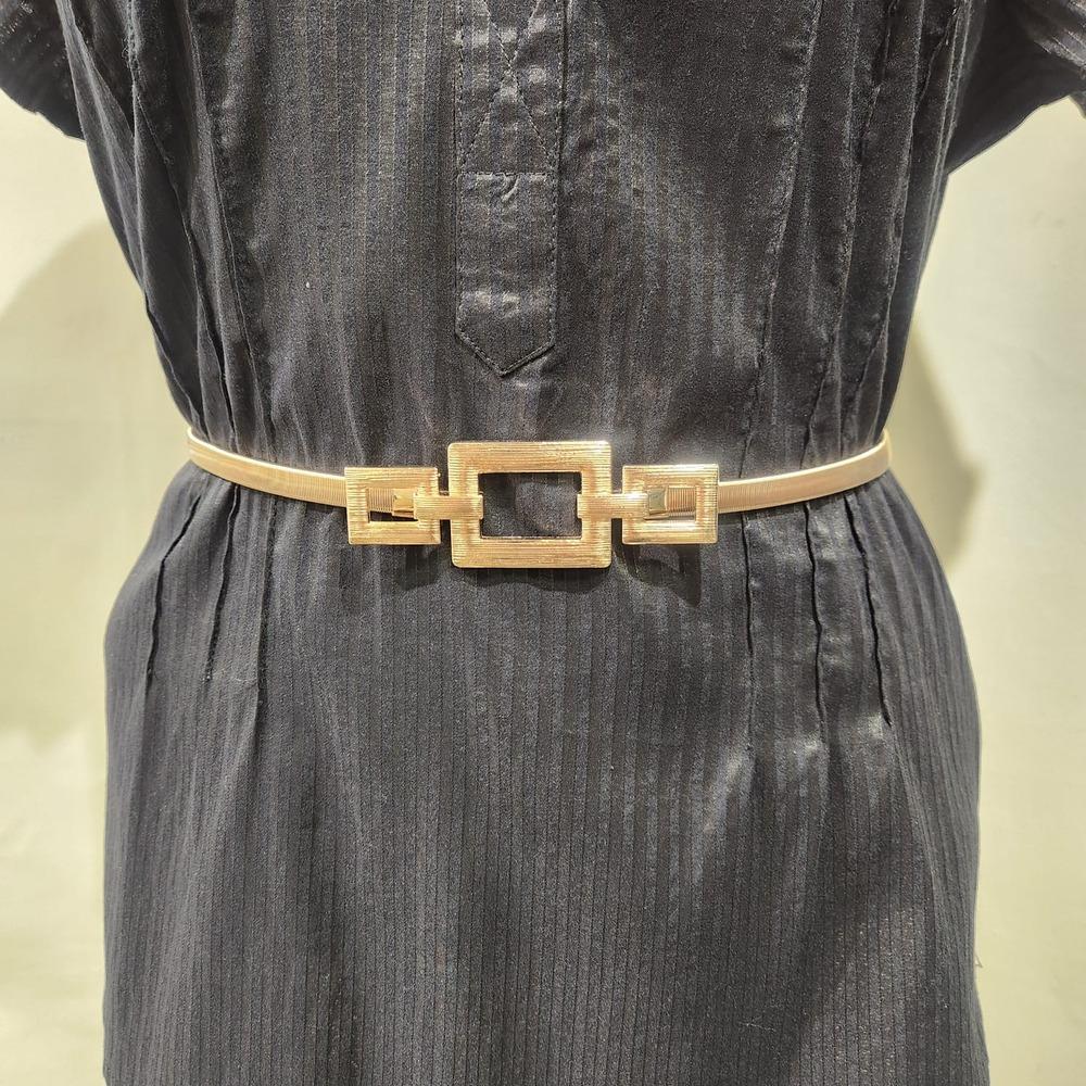 Detailed front view of Stretchy belt with decorative buckle in gold