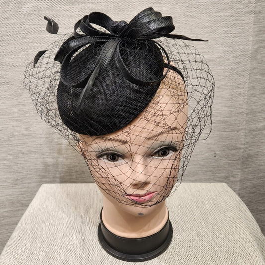 Elegant cambric fascinator in black with veil