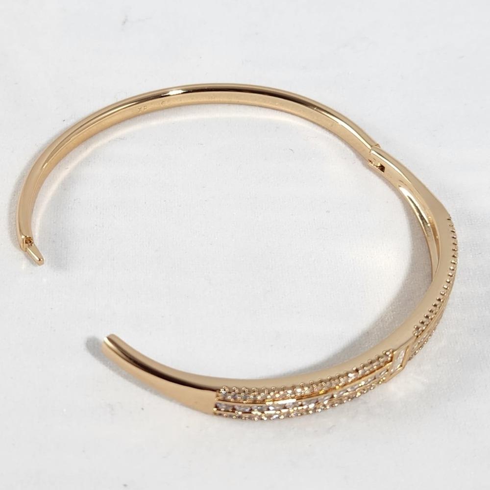 Hinged closure of gold delicate bracelet