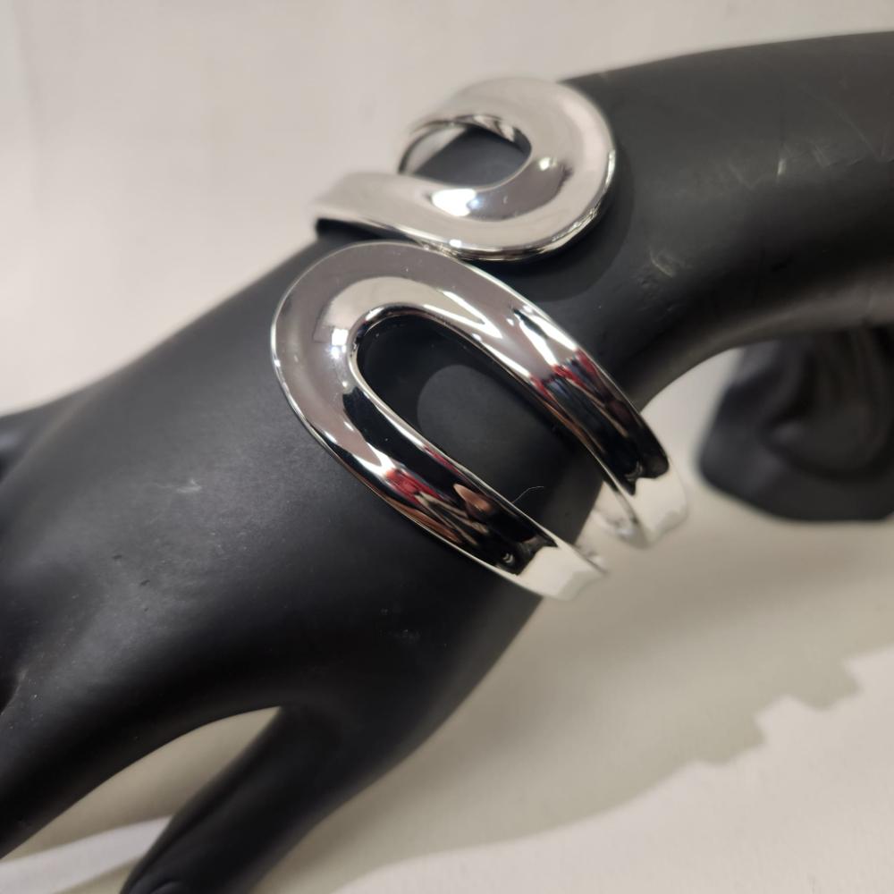 Detailed view of Modern silver frame hinged bracelet