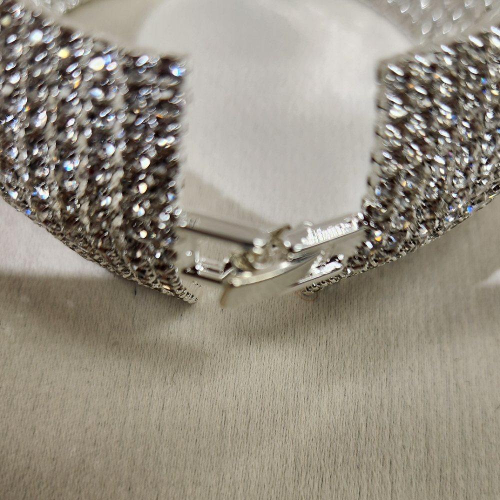 Fold over clasp detailed view