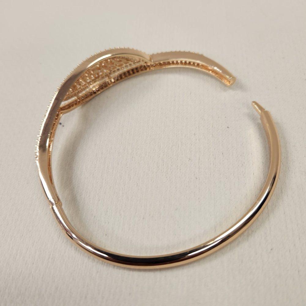 Boxed clasp closure when opened