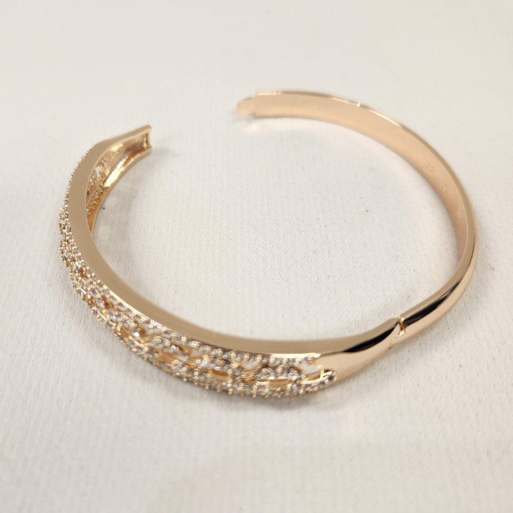 Box clasp closure when opened