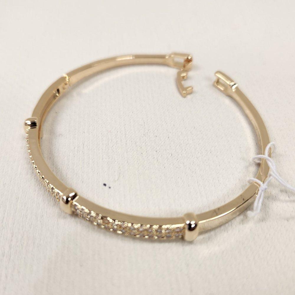 Fold over closure of exquisite gold color bracelet