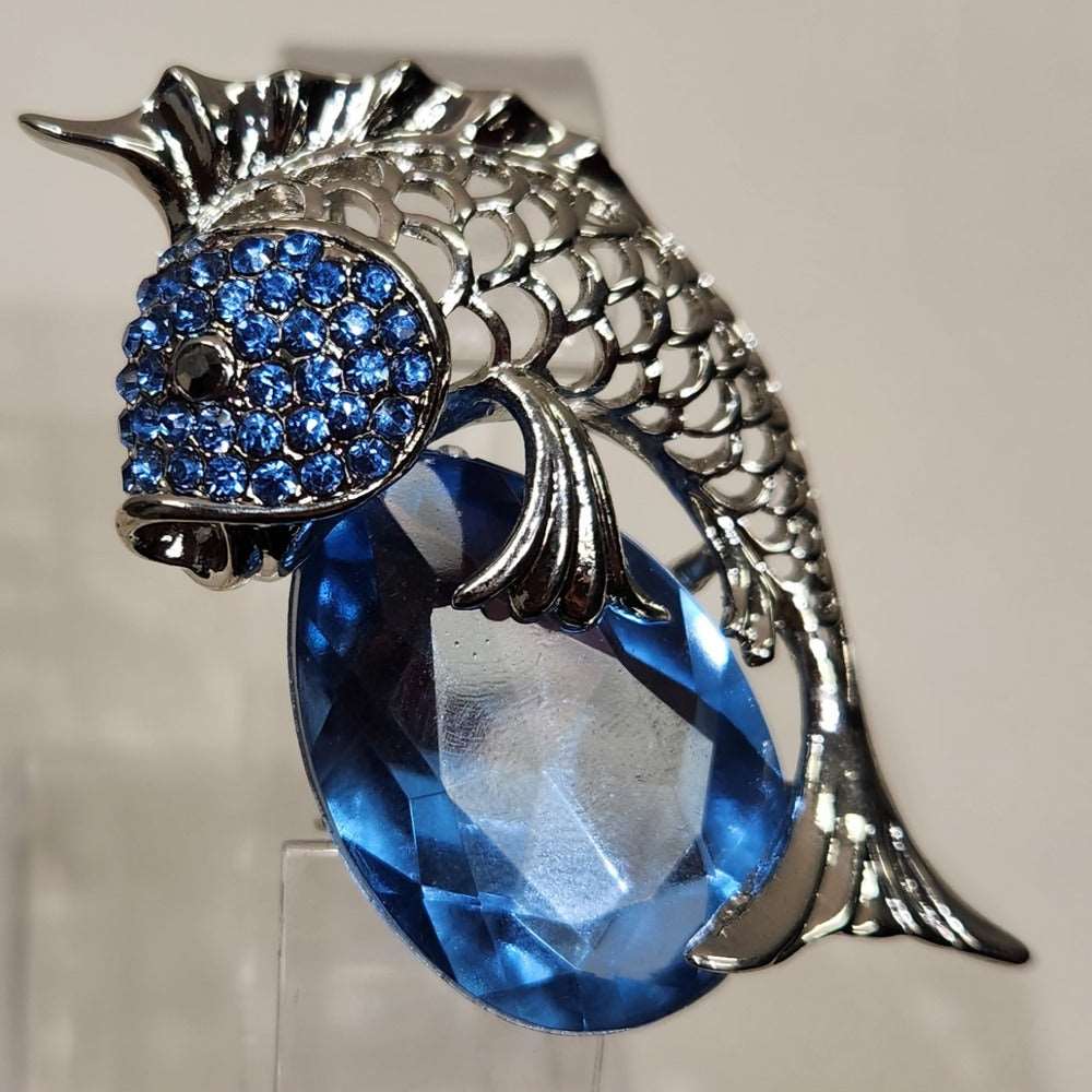 Closer view of Elegant fish shaped brooch in silver frame