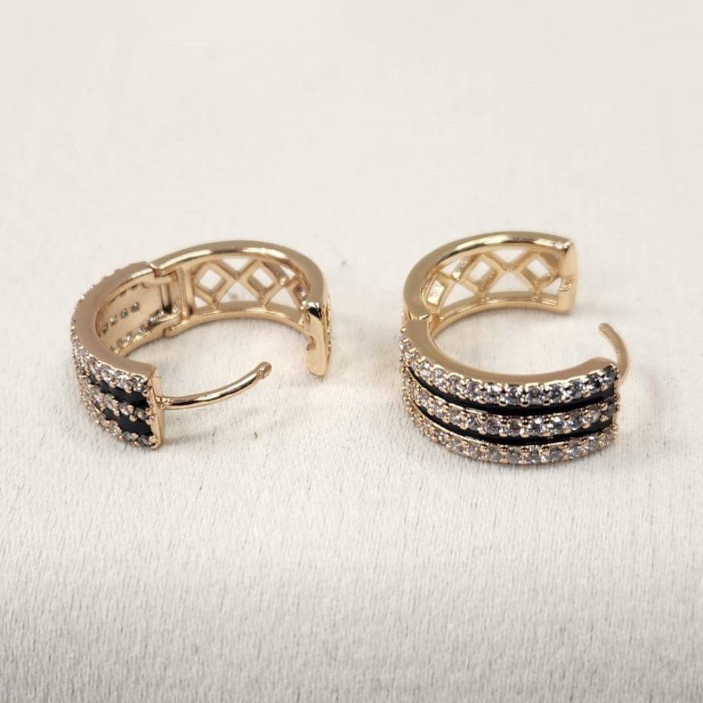 Latch post of Multirow gold earrings with clear and black stone