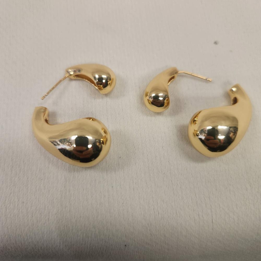 Alternative view of Modern dual tear drop earrings in gold color