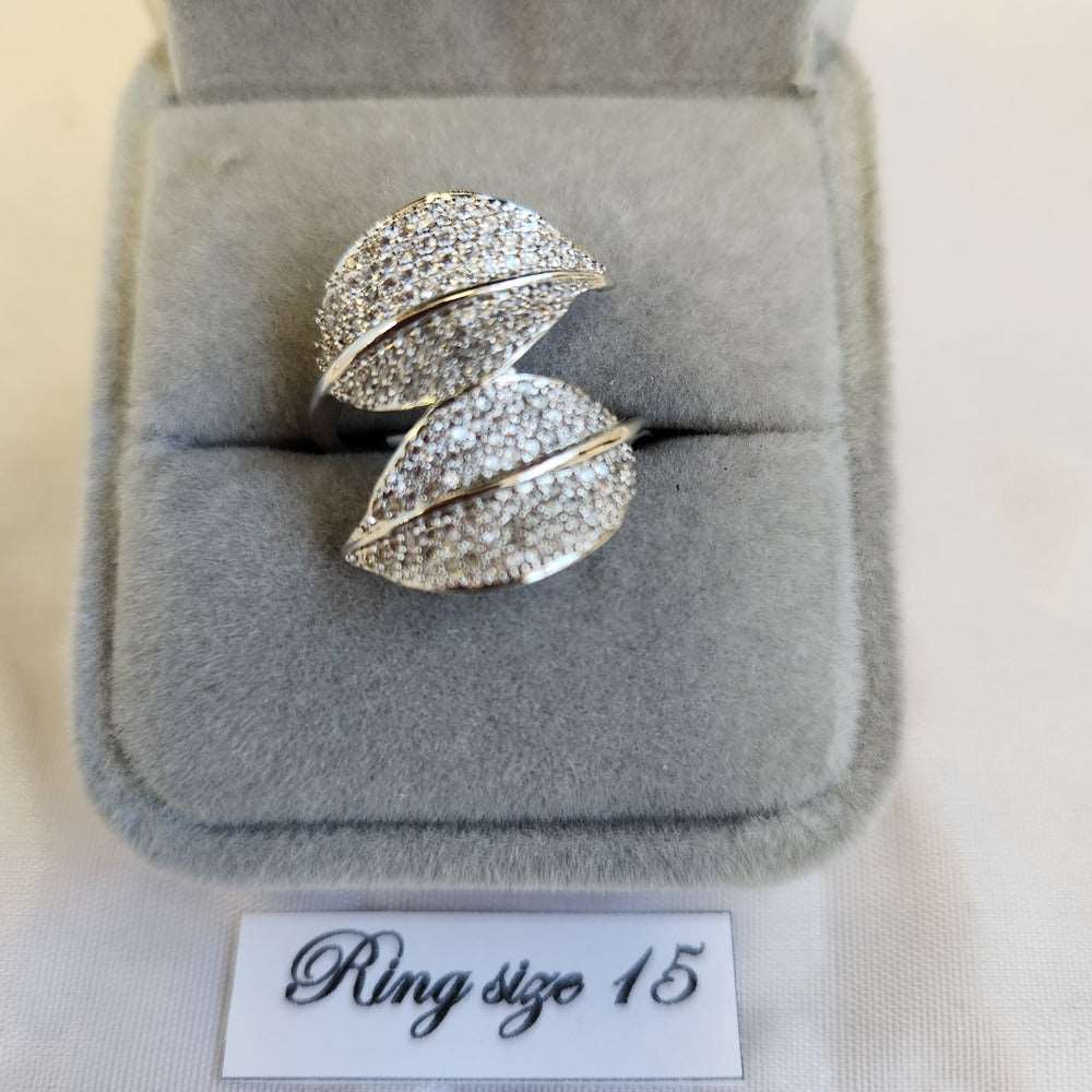 Detailed view of Elegant dual leaf design ring