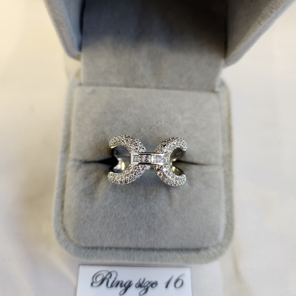 Detailed view of modern Link chain design silver color ring