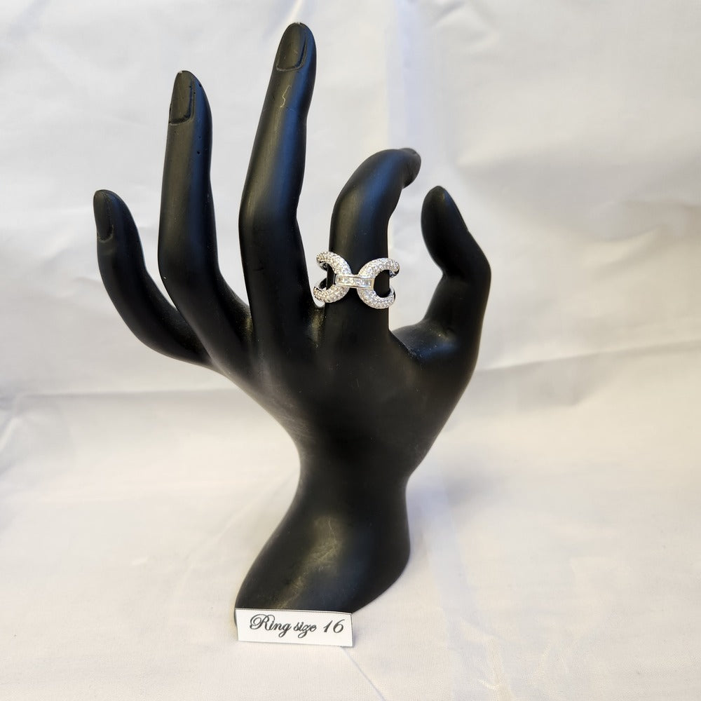 Modern Link chain design ring displayed on a mannequin stand