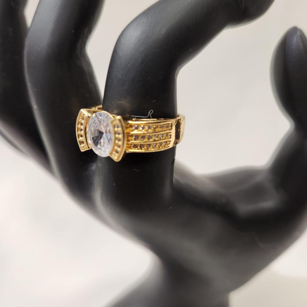 Detailed Gold ring with round center stone