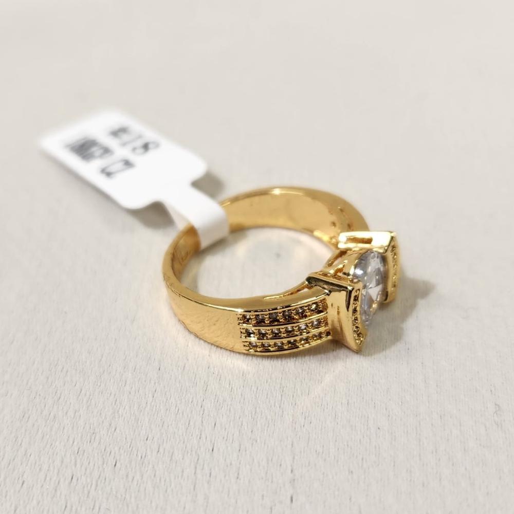 Alternative Gold ring with round center stone