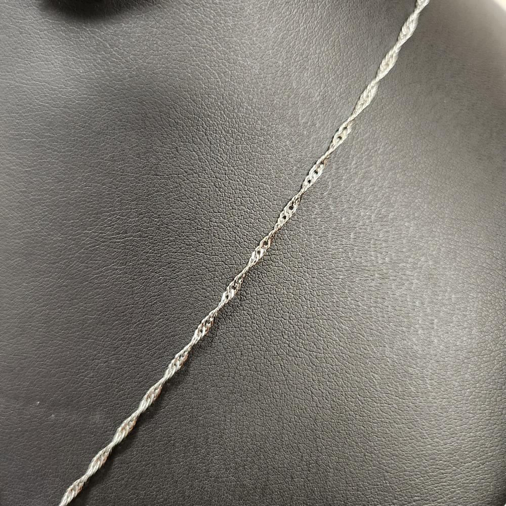 Singaporean style silver tone chain included