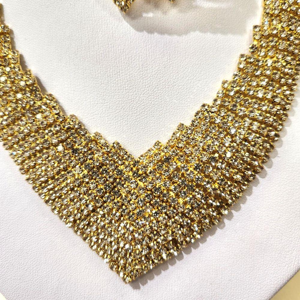 Detailed view of necklace
