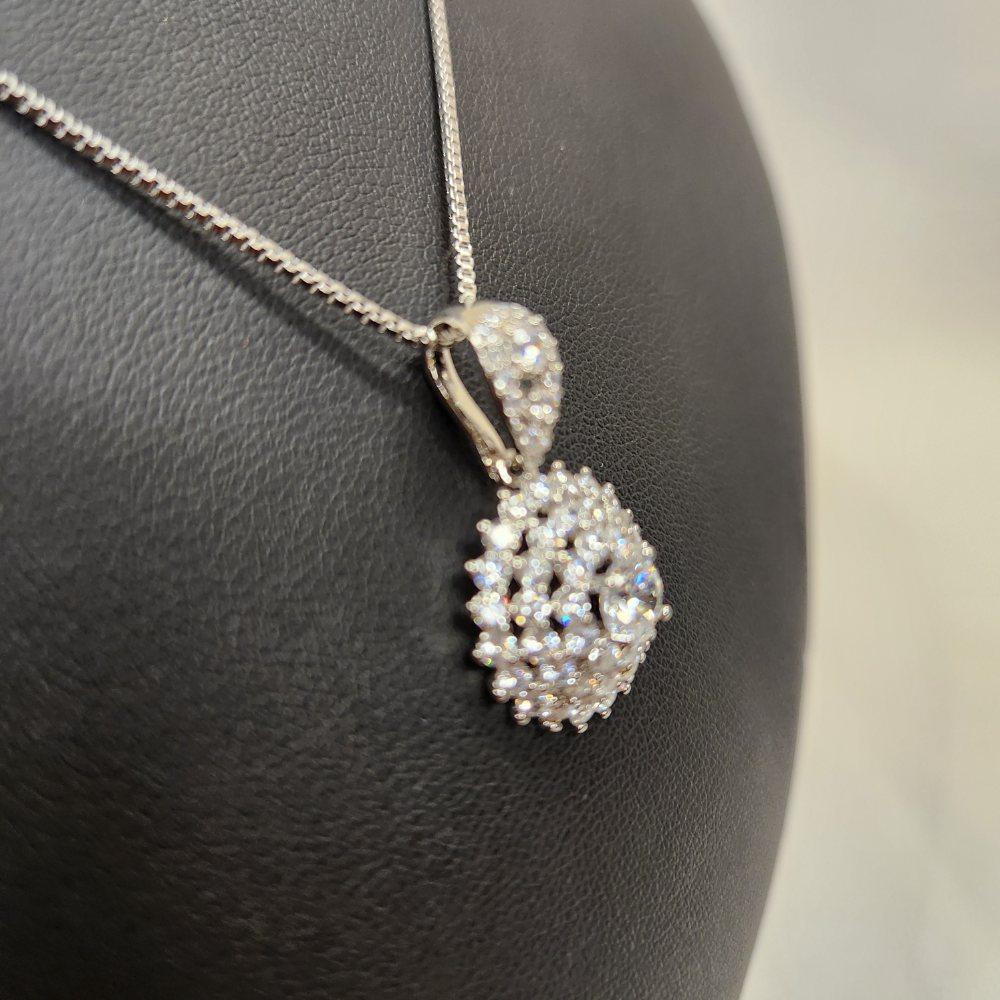 Side view of pendant