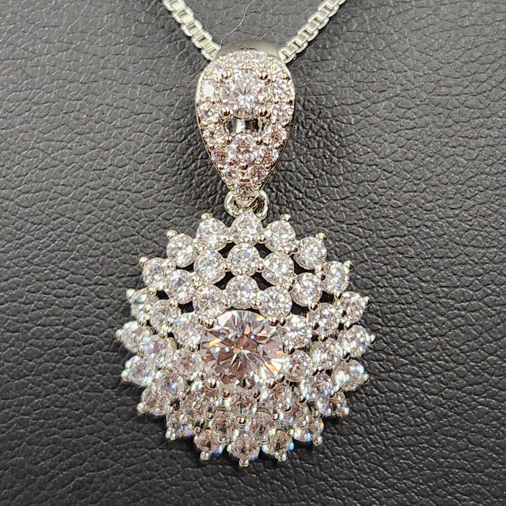 Detailed view of pendant