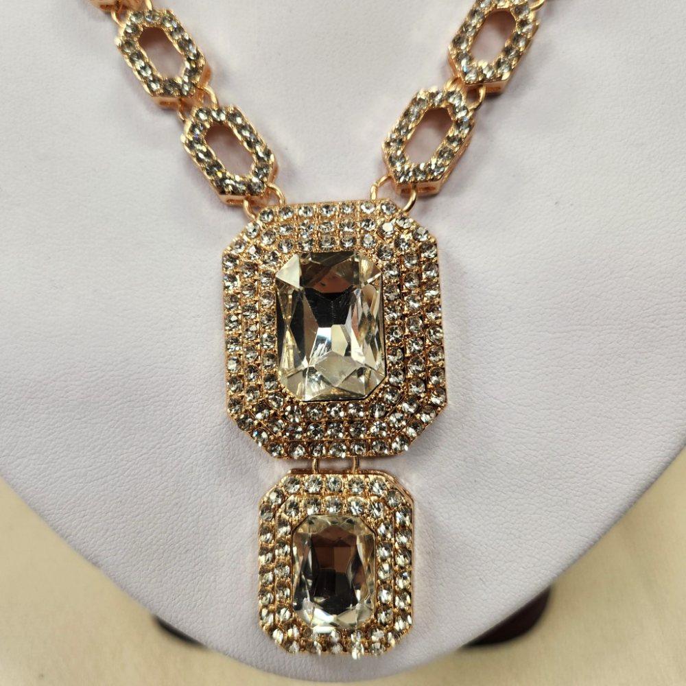 Closer view of necklace center piece