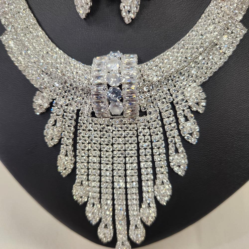 Detailed view of necklace
