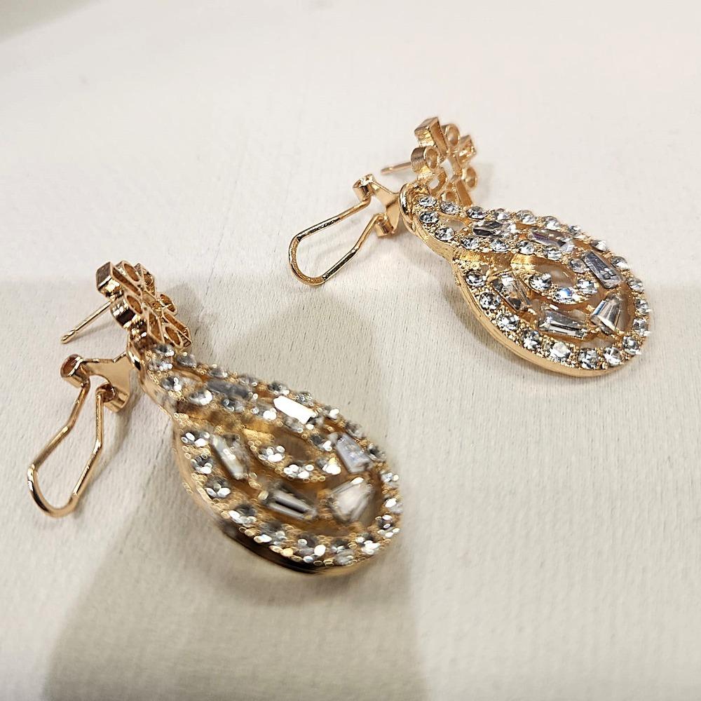 Earrings with omega type closure