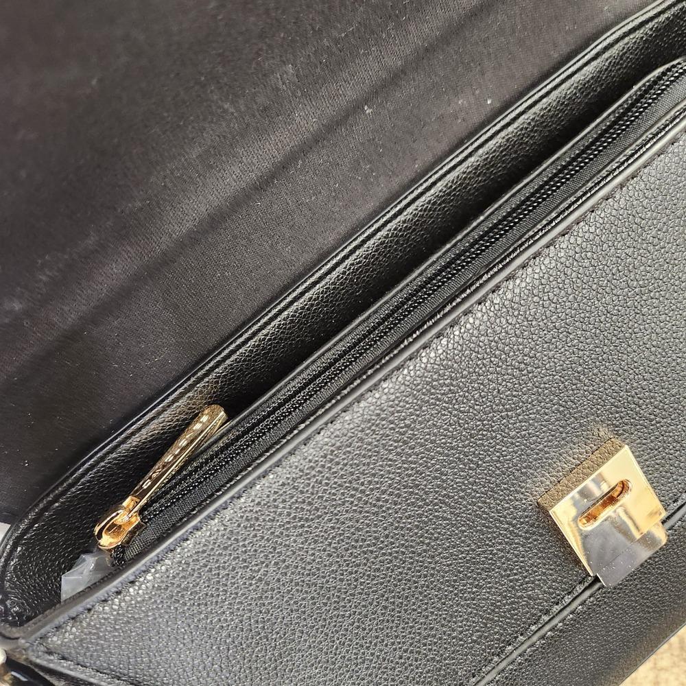 Inner pocket with zip closure