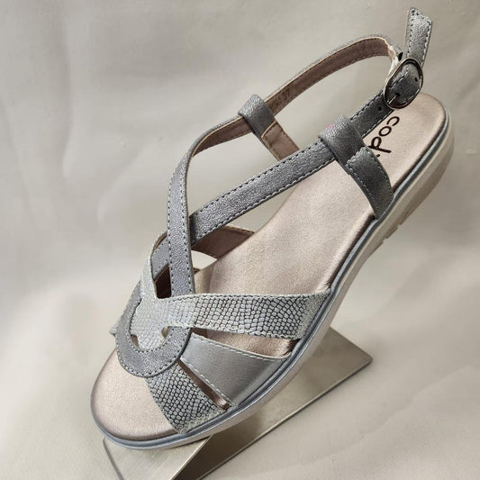 Dull silver summer sandal with buckle fastening
