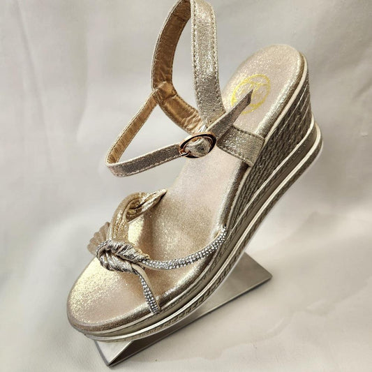 Gold summer sandal with buckle fastening