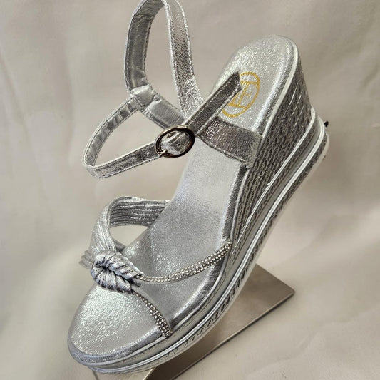 Silver summer sandal with buckle fastening