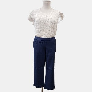 Capri pants with ruffled hemline
