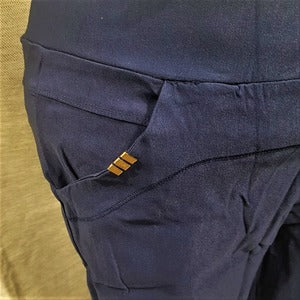 Front pocket detail of blue color jeggings
