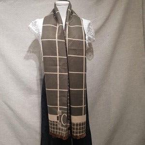 Warm scarf in army green with beige stripes
