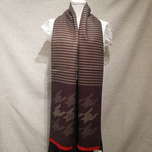 Warm scarf in army green with red accent color