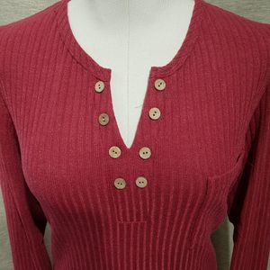 Notch neckline of magenta color top