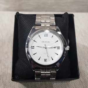 Round face silver frame wristwatch for men