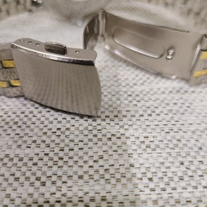 Clasp closure closer view when unfolded
