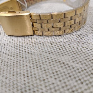 Gold chain strap detailed view