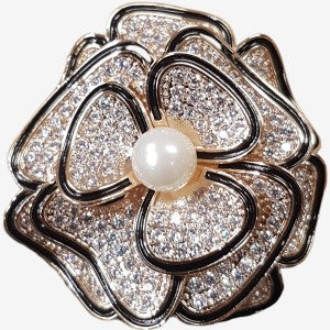 Flower shaped elegant brooch