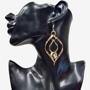 Dangle earrings in gold color frame